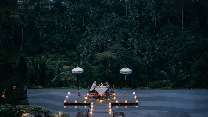 pareja en una cena romántica en Bali durante su luna de miel