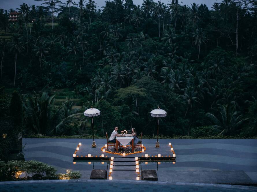 pareja en una cena romántica en Bali durante su luna de miel