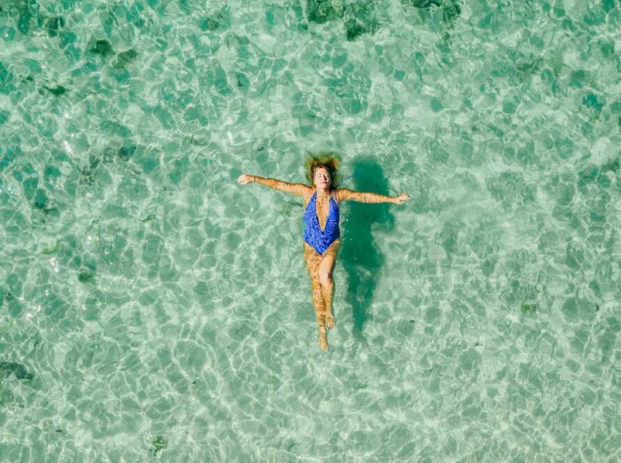 mujer en la playa disfrutando del buen tiempo en bali