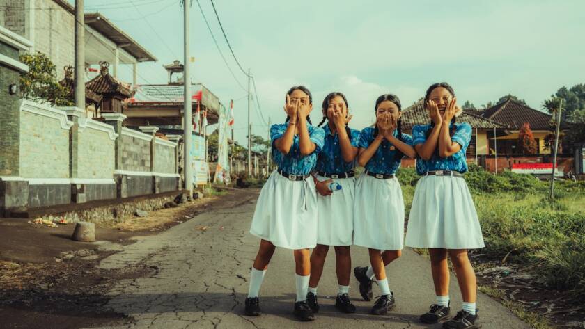 Niñas en Bali saludando a la cámara felices