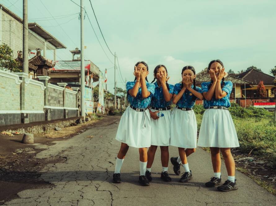 Niñas en Bali saludando a la cámara felices