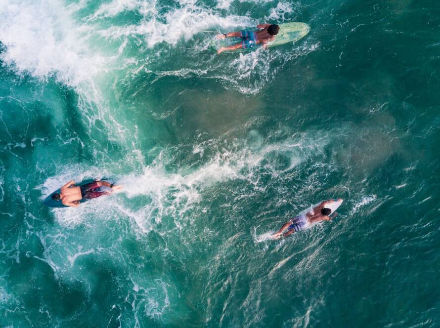 Personas haciendo surf en una playa de Bali