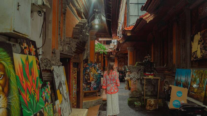 Persona paseando por un mercado local para hacer turismo en Bali
