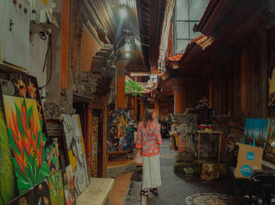 Persona paseando por un mercado local para hacer turismo en Bali